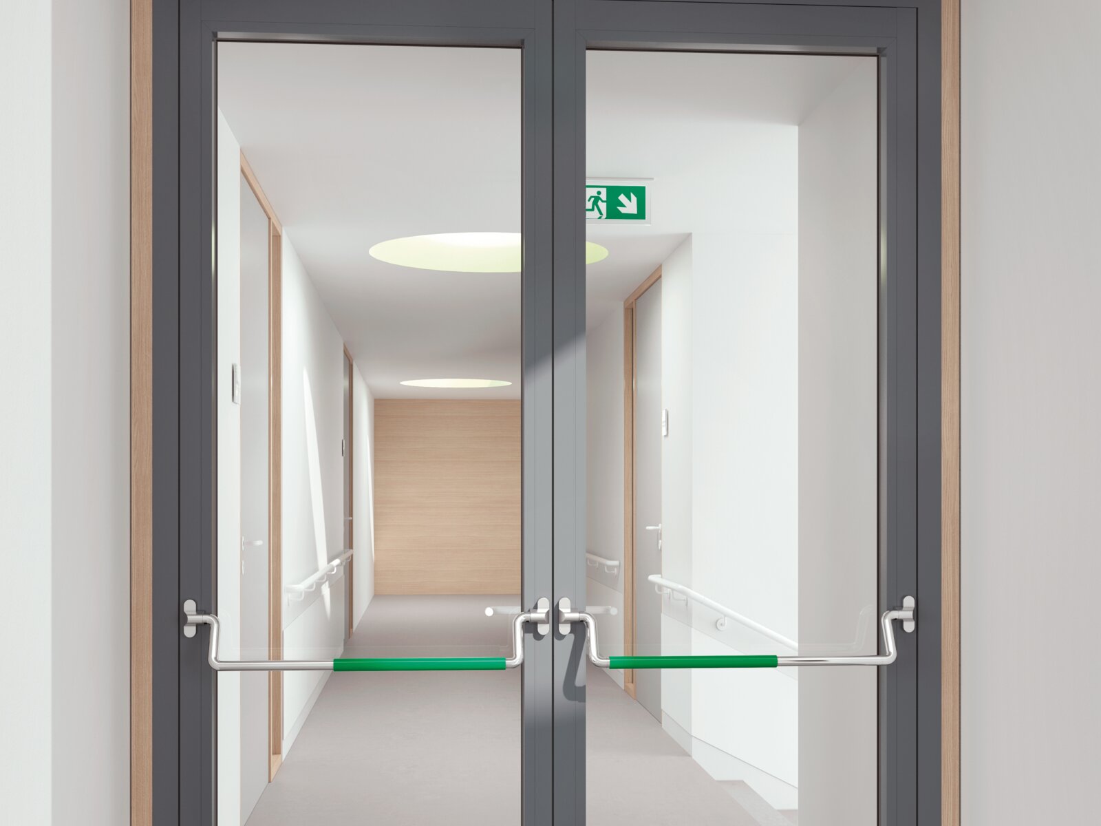 Doppeltür aus Glas ausgestattet mit zwei Panikstangen aus Edelstahl mit grünem Griffrohr aus Polyamid