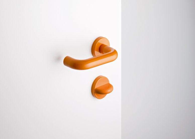 Free-standing set in the colour orange in round tube design