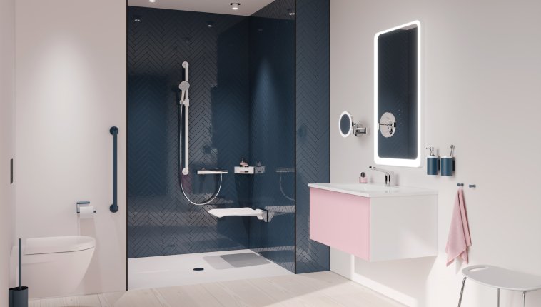 Altersgerechtes Badezimmer ausgestattet mit blau matten Sanitäraccessoires