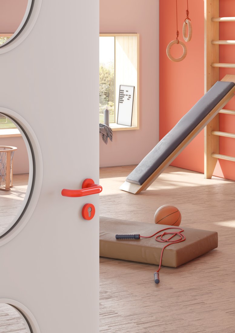 Tür zu einem Sportraum eines Kindergartens ausgestattet mit einem Türdrücker in der Farbe Orange aus Polyamid