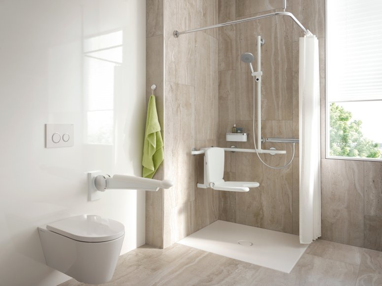 Barrier-free bathroom with shower area and WC
