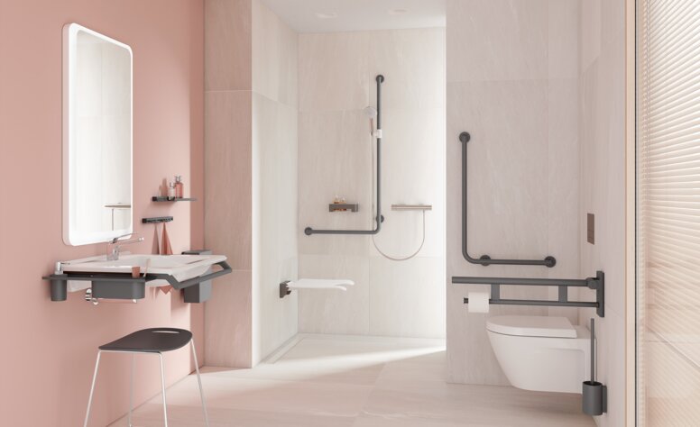 Barrier-free bathroom with washbasin, shower area and WC